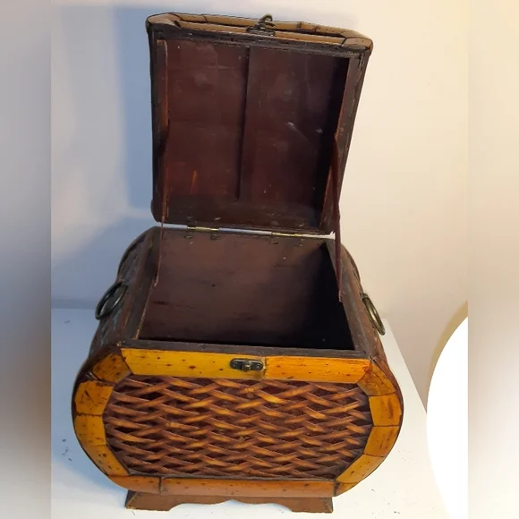 Decorative wooden box, opens for storage - Picture 2 of 4